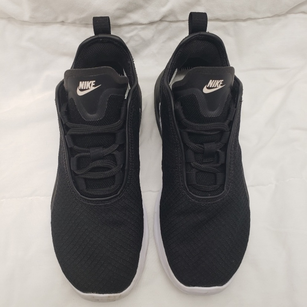 Nike Womens Air Max Motion 2